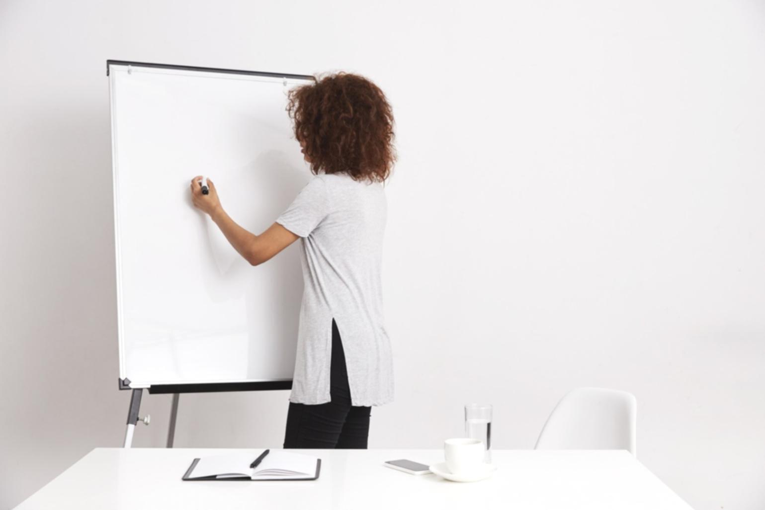Professionisti durante una sessione formativa pratica sulla digitalizzazione amministrativa
